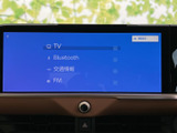 TVやBluetooth、交通情報、FMなどを選べる画面を備え、用途に合わせて使いたい機能へアクセスしやすい構成です。表示がまとまり、選択内容も確認しやすく便利です。