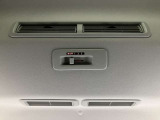 後席に風を送るリアシーリングファン付きです♪室内の空気を循環してくれるので後部座席に乗る方も快適に過ごせるのが嬉しい機能ですよね☆