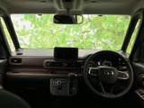 前席から前方を見渡しやすい大きな窓と、ゆとりを感じる運転席まわりが特徴です。落ち着いた色合いでまとまり、ドライバーも同乗者もくつろぎやすい室内です。