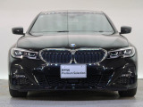 【キドニーグリル】BMWの代名詞。一目見ただけでBMWであると認識できる確固たるアイコンとして存在感を放ちます。