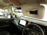 運転席・助手席ともにバニティミラーがあり身だしなみチェックに役立ちます。