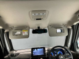 両席のサンバイザーにはバニティーミラーも付いています。身だしなみチェックには欠かせません。