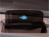 【ヘッドアップディスプレイ】現在の車速表示や目的地へのルート案内やメディア関連のリストを表示する事が可能です。視線移動を減らす事によりドライブに集中して頂けます。