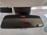 MINIではルームミラーの裏側にETCの車載器が内蔵されており、別途で車載器の購入必要なしで非常にスマート。皆様が驚かれるポイントのでもあります