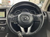 手元には複数のスイッチがまとまり、運転姿勢を大きく変えずに各種機能へアクセスしやすい構成です。メーターとの位置関係も把握しやすく、日常の運転を便利に支えます。