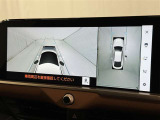 パノラミックビューモニターシステムが付いているので車の上から見た映像が確認できますよ。 一目で車両周辺の情報を確認できますが、直接安全をご確認下さい。