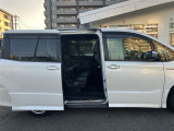 電動スライドドア!!荷物で手が塞がるなど簡単にドアの開閉が出来ます!何より力いらずで開閉OK!女性やお年寄りにも優しい。電動機能はOFFにもできますから元気なお子様の駆け出しも安心!