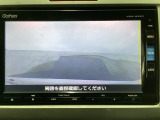 【バックカメラ】運転が苦手な方も車庫入れラクラクです!ギアをリバースに入れれば自動的に切り換わりますので、面倒な操作は不要です♪狭い駐車場もお車を傷つけず安心ですね!