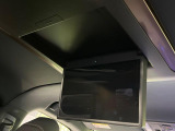 【フリップダウンモニター】大画面モニターで後席でもエンタメをお楽しみいただけます。小さなお子様にも大人気の装備です♪