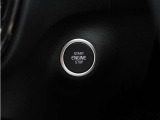 【エンジンの始動】車両を始動するには、リモートコントロールキーが車内にある状態で、ステアリングホイールの横にあるスタートボタンを使用します。