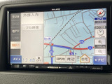 道路や周辺の位置関係を画面で確認でき、目的地設定や周辺検索にも対応。見やすい表示で、初めての場所へ向かう際のルート確認をサポートします。