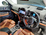MINIの内装はとにかく『円』に拘ったデザインコンセプトが一目で伝わってきます。これほど円形に拘った車は他に御座いません。伝統のデザイン、トグルスイッチなど遊び心のある内装で御座います。