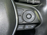 クルーズコントロール機能が付いています。 速度を設定するとアクセルを踏まなくても一定の速度で走ることができます。  高速道路ではとても便利な装置なんです。