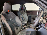 MINIならではの遊び心と個性を感じさせる運転席。ドライバーを中心にまとめられた操作系と特徴的なデザインが、乗り込んだ瞬間からワクワクするようなMINI独自のドライビング空間を演出しています。