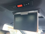 後席モニターも付いてますので後部座席の方もDVD等をご覧いただきながら、ゆっくりとくつろいでいただけるかと思います☆