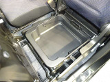 助手席座面下にも収納スペースがあります!助手席アンダーボックスは取り外しできて、汚れても丸洗いが可能です!