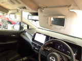 運転席・助手席ともにバニティミラーがあり身だしなみチェックに役立ちます。