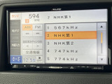 ラジオの周波数や選局リストが画面に表示され、聞きたい放送局を選びやすい構成です。運転前の設定もしやすく、日常の移動中に音声を楽しめます。