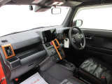 ダイハツのお店では、ダイハツ車を知り尽くしたプロフェッショナルが、専用の診断機器を使って各システムを点検しております。