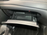 【グローブボックス】容器がせり出してくるバケットタイプ!一目で中身を把握でき、取り出しやすさにも優れます!