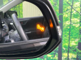 【ブラインドスポットモニター】走行中、ドアミラーの死角になりやすい箇所に後続車が接近するとサイドミラーのレンズに警告を表示!ドライバーに注意喚起をしてくれます。