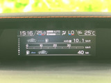 中央のディスプレイには時刻や外気温、平均燃費などの情報が表示され、車両の状況を確認する際に便利です。必要な表示がまとまっており、日々の運転をサポートします。