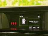 車両情報が中央の画面に表示され、ドアの開閉状況やシフト位置などをひと目で確認できます。必要な情報を運転席から把握しやすく、日々の運転を支えます。
