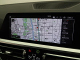 【純正ナビゲーション】BMWのナビゲーションは操作性も良く、詳細な地図情報と交通状況を見やすく表示し、快適なドライビングをサポートしながら目的地までナビゲートします。