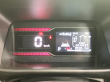 速度やシフト位置などの情報が画面にまとまり、運転中に必要な表示を確認しやすい構成です。視線を大きく移さず把握しやすく、毎日の運転を支える見やすいメーターです。
