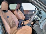 MINIならではの遊び心と個性を感じさせる運転席。ドライバーを中心にまとめられた操作系と特徴的なデザインが、乗り込んだ瞬間からワクワクするようなMINI独自のドライビング空間を演出しています。