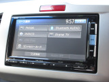 ナビゲーションは純正メモリーナビ(VXM-142VFi)を装着しております。AM、FM、CD、DVD再生、Bluetooth、フルセグTVがご使用いただけます。初めて訪れた場所でも安心ですね!