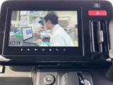 停車中にテレビ番組などの映像を楽しめる画面を備えています。待ち時間のひとときにも活用でき、日常のさまざまな場面で便利にお使いいただける装備です。