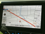 地図上に現在地や道路、周辺の地名が表示され、目的地までの道順を確認する際に役立ちます。縮尺表示も備わり、周辺の道を見たいときにも活用しやすい画面です。