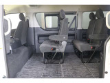 運転席側にスライドオープンできる小窓を装備しています。車酔いしやすい人など、顔に風を当てたい人が座るのに良い装備ですね。