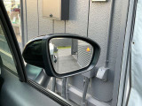 後側方から接近する車両を感知しオレンジ色に点灯して知らせてくれます。