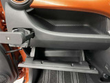 車検証や取扱説明書などをすっきり収納できる、助手席前の便利なグローブボックスです。