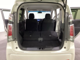 リアシートの背もたれを倒してさらに広々としたトランクスペースになります。段差も少なく荷物の出し入れもしやすくなっています。