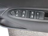 運転席からドアミラーの開閉操作ができます。