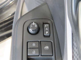 ドアミラーはオート機能付き電動格納式です。