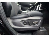 運転席にはパワーシートが付いております。パワーシートは指先1つで操作出来るためチカラの弱い女性の方でもシートに座ったまま操作出来ます♪