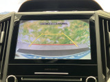 後方の様子を画面で確認でき、ガイド線も表示されるため、駐車時の位置合わせをサポートします。周囲を確かめながら操作でき、バックでの駐車や切り返しに便利な装備です。