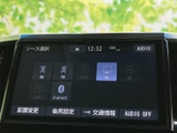 画面上でAM・FMやテレビ、Bluetoothなどのソースを選択でき、使いたい音源を確認しやすい構成です。メニュー表示も見やすく、日常の操作をサポートします。