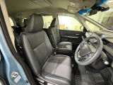 運転席は大きな座面と包み込むような背もたれが身体全体を支えます。上質なシートを採用し長時間の運転やコーナーの多い道も快適です。座ったときの頭上スペースも余裕たっぷりでロングドライブも楽チンです♪