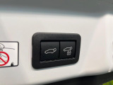 【パワーバックドア】スマートキーや運転席のボタンを押すだけでリアゲートが自動で開閉します!荷物を持っている時や、高い位置にあるバックドアを閉める際に便利な機能です♪