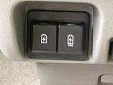 電源に関するマークが付いたスイッチを並べ、運転席まわりから確認しやすい配置です。使用時に表示を見分けやすく、車内の装備を手元で扱える便利な構成です。