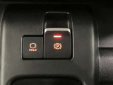 【電動パーキングブレーキ】スイッチ一つで簡単に操作できる電動パーキングを搭載。シフト操作やアクセルと連動してパーキングブレーキが作動・解除されるため、スムーズな発進が可能に。