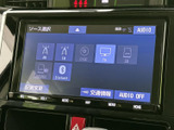 AM・FMやディスク、テレビ、Bluetoothなど、複数の音源を画面から選択できます。普段の音楽鑑賞やラジオ利用など、好みに合わせて使い分けられる便利な装備です。