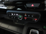 オートエアコンタイプなので細かい操作なしで快適温度に調整してくれます。シートヒーター付きで、冷えた車内でもスイッチを押せば数秒で座面と背もたれがあたたかくなります。