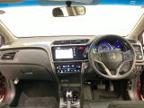 車内は光触媒抗菌消臭施工済です。スタイリッシュなデザインでスポーティなインパネ周りを演出します。グローブボックスやカップホルダーのほかにトレーなどたくさんの収納スペースが付いています。