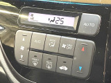 【オートエアコン】一度お好みの温度に設定すれば、車内の温度を検知し風量や温度を自動で調整。暑い&hellip;寒い&hellip;と何度もスイッチ操作をする必要はありません。快適な車内空間には必須の機能ですね♪